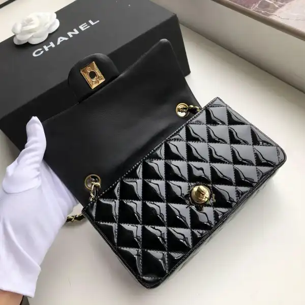 Hyperpeter CHANEL FLAP BAG 20CM 0130