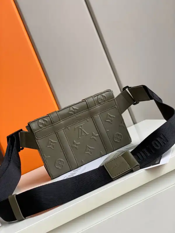 Hyperpeter LOUIS VUITTON TRUNK SLINGBAG 0126