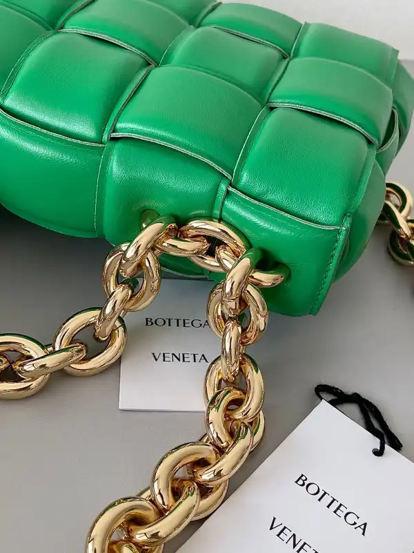 Hyper Peter BOTTEGA VENETA THE CHAIN CASSETTE 0122