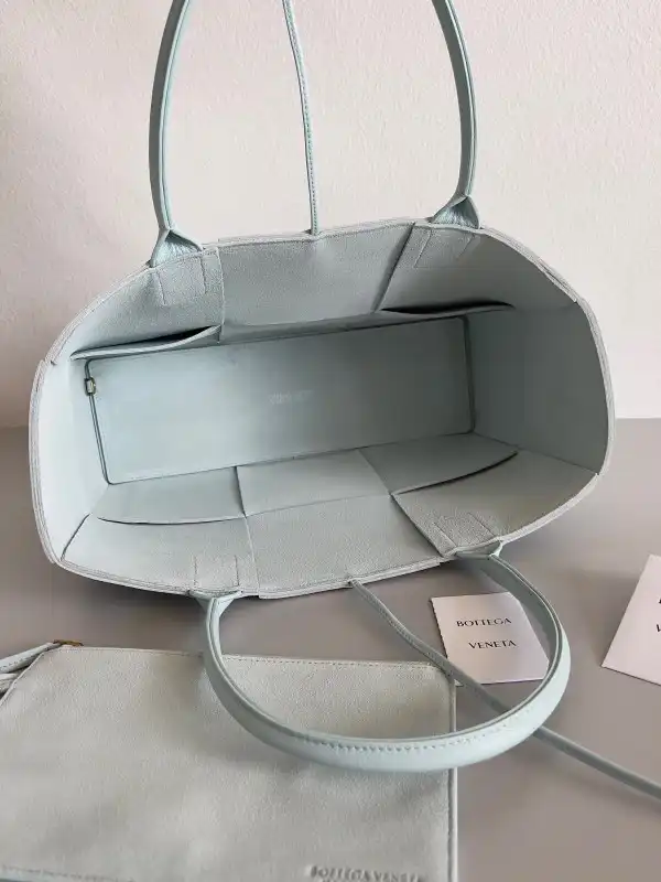 Hyper Peter BOTTEGA VENETA ARCO MEDIUM TOTE 0122