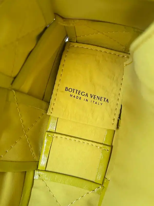 Hyperpeter BOTTEGA VENETA CASSETTE 0205