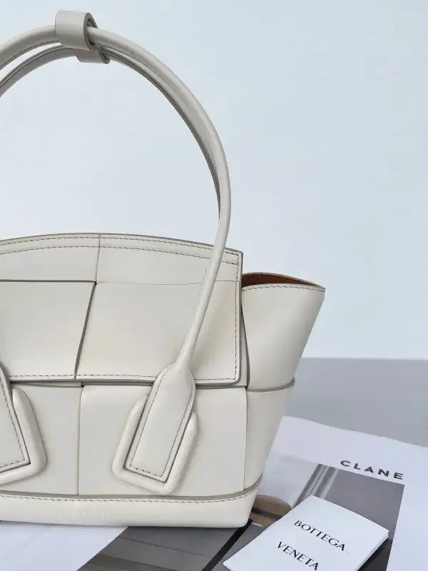 Hyper Peter BOTTEGA VENETA MINI ARCO 0205