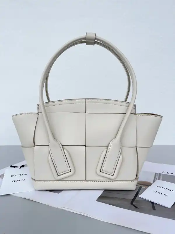 Hyper Peter BOTTEGA VENETA MINI ARCO 0205