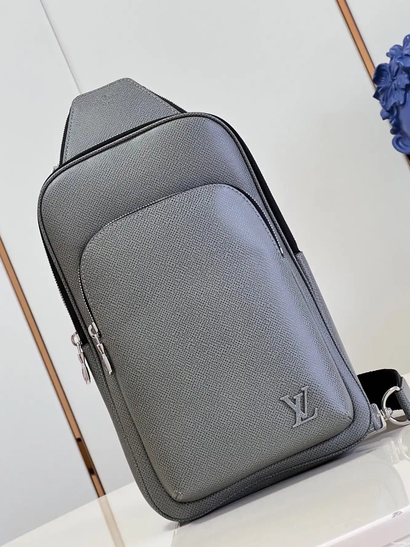 Hyper Peter VUITTON NM-31*20*7CM LOUIS Avenue Slingbag 0221