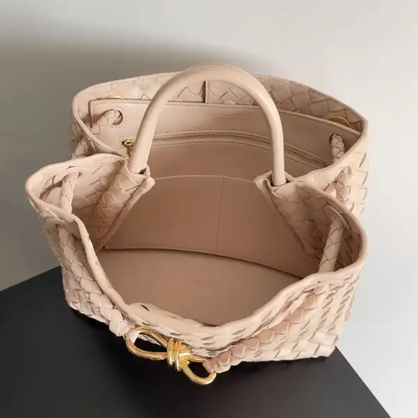 Hyper Peter BOTTEGA VENETA MEDIUM ANDIAMO 0205