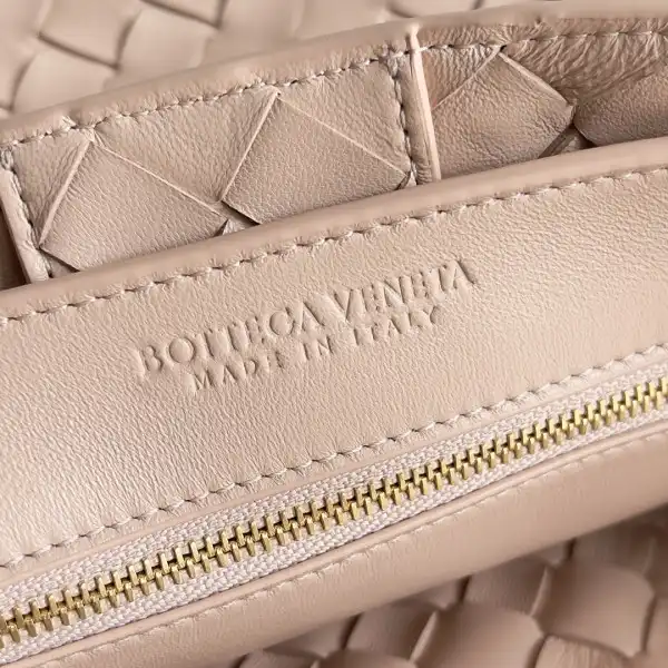 Hyper Peter BOTTEGA VENETA MEDIUM ANDIAMO 0205