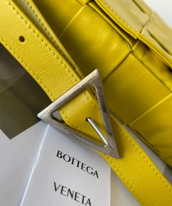 Hyperpeter BOTTEGA VENETA CASSETTE 0205