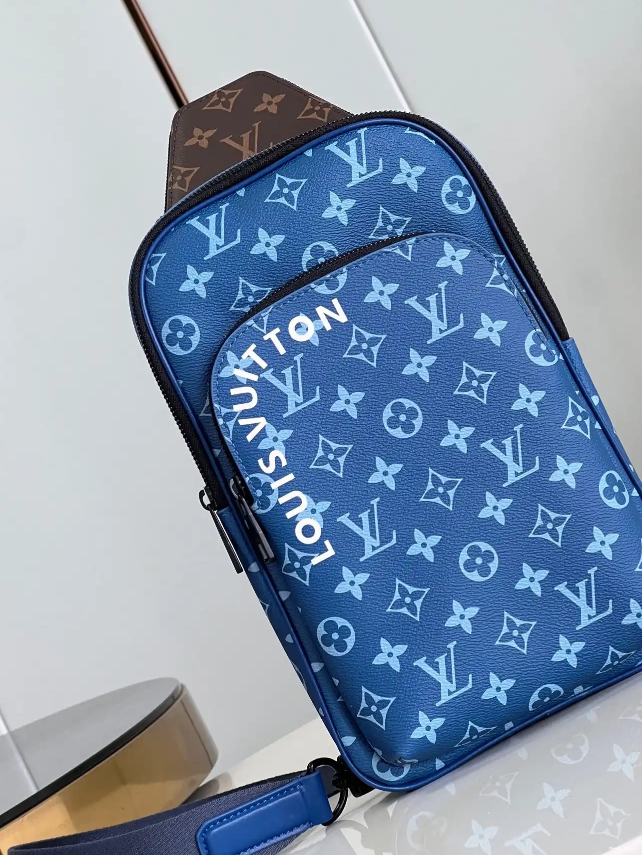 Hyperpeter VUITTON Slingbag LOUIS NM Avenue 0221